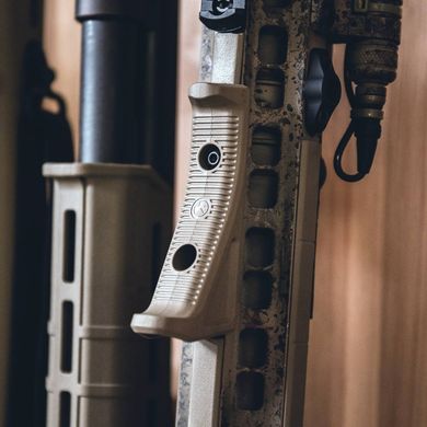 Ручка переносу вогню кутова Magpul AFG Angled Fore Grip на M-LOK MAG598-BLK, MAG598-FDE фото